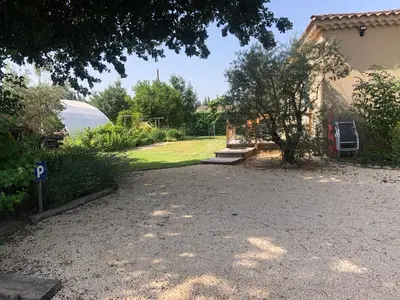 a driveway with a yard with a house and a lawn at L’ escapade in Mallemort
