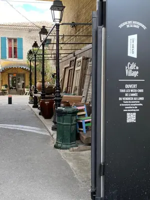 a street corner with a street light and a trash can at Côté Court in LʼIsle-sur-la-Sorgue