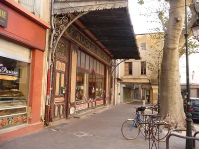 a bike parked in front of a building at LOlivier sur le Toit in LʼIsle-sur-la-Sorgue