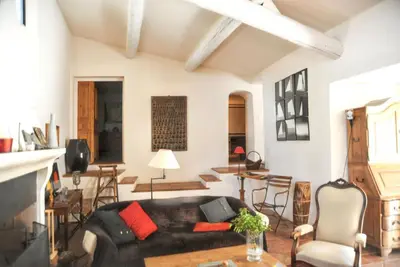 a living room with a couch and a table at Villa élégante avec piscine privée à Ansouis, vues montagne in Ansouis