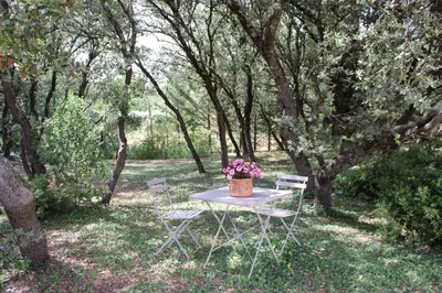 a table and two chairs with flowers on it at Provence.bienvenue chez nous in Rognes