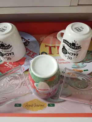 a tray with two cups and plates on it at Au Coeur du Luberon in Cavaillon