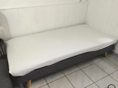 a small bed in a corner of a room at Logement sur pte cour, rez de chaussée, WIFI, CLIM in Vedène