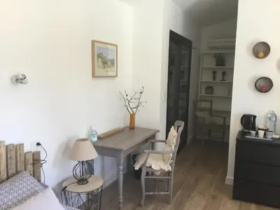 a dining room with a table and chairs at Petit cocon dans le Luberon in Lauris