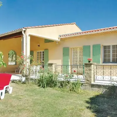 2 Bedroom Cozy Home In Saint Trinit