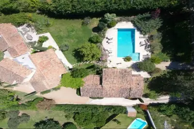 an aerial view of a house with a swimming pool at Gite Studio indépendant au cœur du Luberon in Maubec