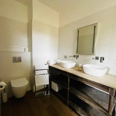 a bathroom with two sinks and a toilet at La Soleillade Aixoise in Aix-en-Provence