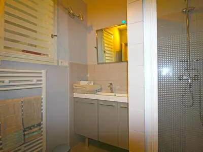 a bathroom with a sink and a shower at Les Platanes in LʼIsle-sur-la-Sorgue