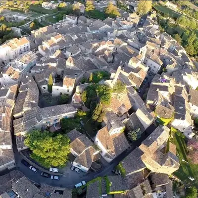 an overhead view of a city with houses and trees at AJOUCADOU le perchoir in Lourmarin