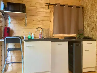 a kitchen with a sink and a counter top at Charmant chalet à Cornillon-Confoux avec piscine partagée in Cornillon-Confoux