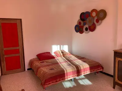 a bedroom with a bed with a plaid blanket at Pélissanne, superbe appartement entièrement rénové in Pélissanne