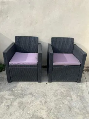 two wicker chairs with purple cushions sitting next to a wall at Logement privé à proximité du Mont Ventoux in Carpentras
