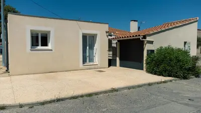 a house with a garage in front of it at Le Nid'Isle - Stationnement privé gratuit - Wi-Fi performant - Climatisation in LʼIsle-sur-la-Sorgue