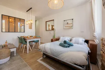a bedroom with a bed and a dining room at Woods Natural Hyper centre Fontaine Moussue in Salon-de-Provence