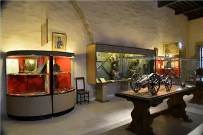 a room with two display tanks with bikes in it at Exotic Stones Hyper Centre Fontaine Moussue in Salon-de-Provence