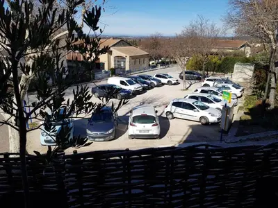 a bunch of cars parked in a parking lot at appartement de charme dans le luberon in Lagnes