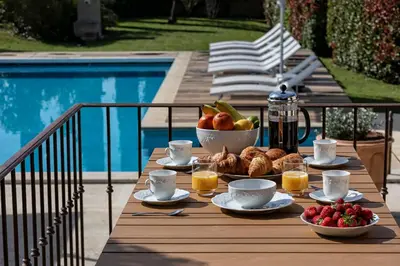 a table with a bowl of fruit and a bowl of bread at Pavillon Lou in Crillon-le-Brave