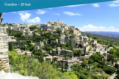 a city on top of a hill with houses at Les Bastidons de L'Isle - Le Saint-Julien - 3 étoiles in LʼIsle-sur-la-Sorgue