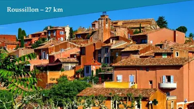 a group of houses on a hill in a town at Les Bastidons de L'Isle - st ju- 3 étoiles in LʼIsle-sur-la-Sorgue