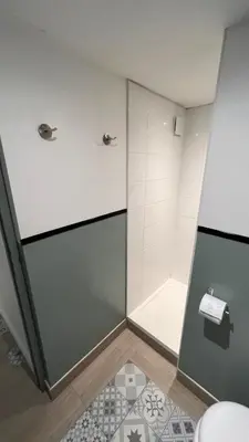 a bathroom with a shower stall and a toilet at Lou Pitchoun in Aix-en-Provence