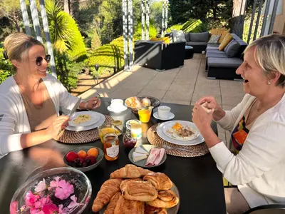 two women sitting at a table eating food at Provence mon amour in La Tour-dʼAigues