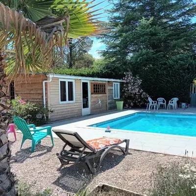 Chalet banane devant piscine