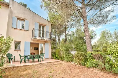 a house with a patio with a table and chairs at Les Maisons de Pont Royal en Provence - maeva Home - Maison 3 pièces 6 personnes climatisé - Sélection MAE-6421 in Mallemort