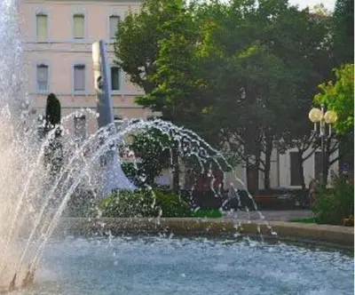 a fountain in front of a building with a water fountain at La Suite TAMAN au centre de Salon in Salon-de-Provence