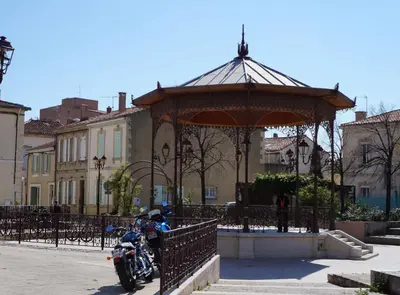 a motorcycle parked in front of a gazebo at La Suite TAMAN au centre de Salon in Salon-de-Provence