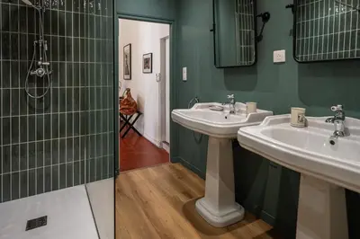 a bathroom with two sinks and a shower at La Chapelle sur la Sorgue in LʼIsle-sur-la-Sorgue