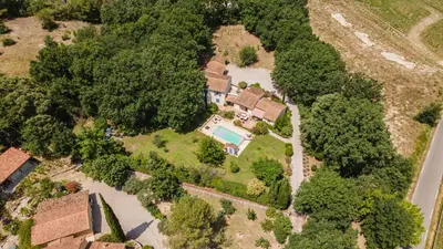 an aerial view of a house with a swimming pool at Maison des lavandes in Saint-Cannat
