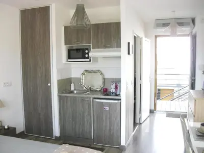 a kitchen with a sink and a microwave at Studio à Deux Pas d'Aix in Aix-en-Provence