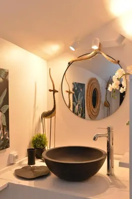 a bathroom with a bowl sink and a mirror at La BARBELLA in Lourmarin