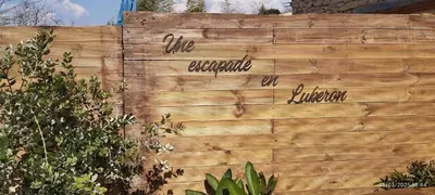 a brick wall with writing on the side of it at Une escapade en Luberon in Bonnieux