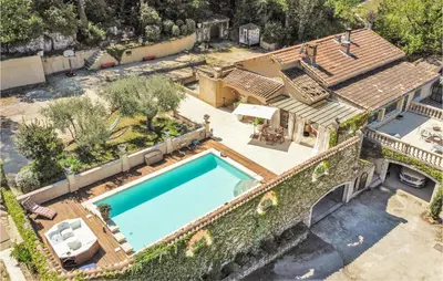 an overhead view of a house with a swimming pool at Gorgeous Home In Vernègues in Vernègues