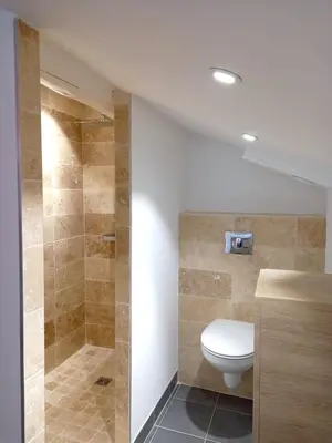 a bathroom with a toilet and a shower at Appartement charmant à Avignon, 45 m² avec piscine partagée in Avignon