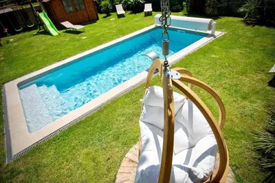 a swing in a yard next to a swimming pool at Appartement charmant à Avignon, 45 m² avec piscine partagée in Avignon
