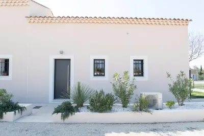 a white house with plants in front of it at Maison Réglisse du MAS LOU CAPY in Salon-de-Provence