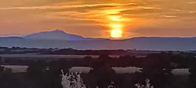 a sunset with the sun setting in the sky at Maison jaune in Villemus