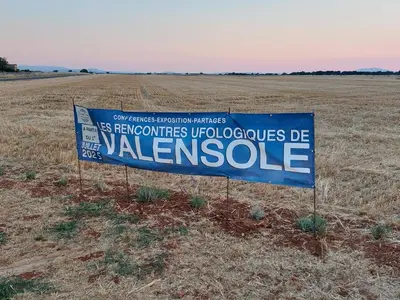 a sign in the middle of a field at Maison jaune in Villemus