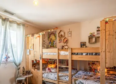a bedroom with bunk beds in a house at Villa 3 ch, 6/8p, avec piscine Luberon, Provence in Saignon