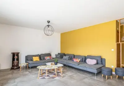 a living room with a couch and a table at Villa 3 ch, 6/8p, avec piscine Luberon, Provence in Saignon