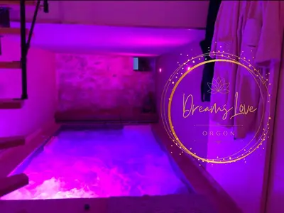 a purple room with a hot tub with pink lights at Appartement Love room avec jacuzzi et hammam privatisé Lieu insolite en amoureux Spa détente assurée avec de doux massages en options sur demande in Orgon