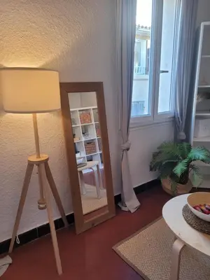 a room with a mirror and a lamp and a table at Aix-en-Provence Superbe studio centre historique in Aix-en-Provence