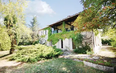 a house with ivy growing on the side of it at 3 Bedroom Cozy Home In Sault in Sault-de-Vaucluse