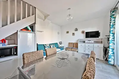 a kitchen and dining room with a table and chairs at LE PETIT BONHEUR - PLACE PARKING PRIVEE - CLiM - TERRASSE - PISCINE PARTAGEE - PROCHE PARC SPIROU in Saint-Saturnin-les-Avignon