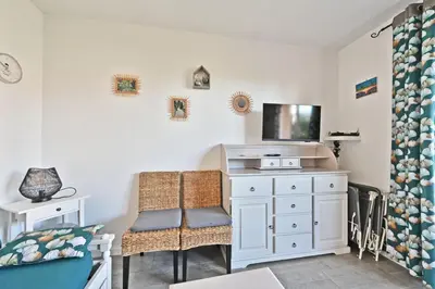 a bedroom with a desk and a chair and a tv at LE PETIT BONHEUR - PLACE PARKING PRIVEE - CLiM - TERRASSE - PISCINE PARTAGEE - PROCHE PARC SPIROU in Saint-Saturnin-les-Avignon