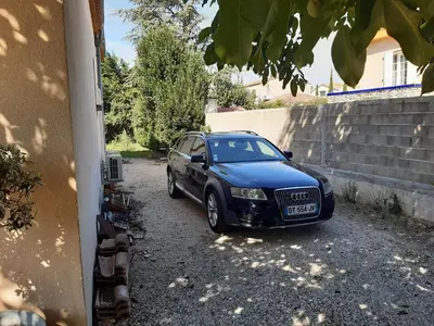 a black car parked in the driveway of a house at Villa 
