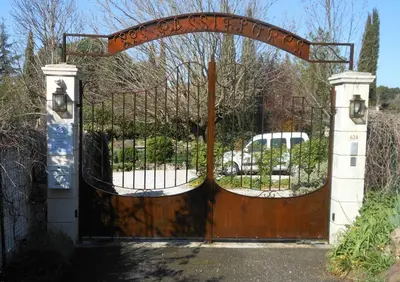 an entrance to a gate with an iron at Les Passiflores in Roussillon