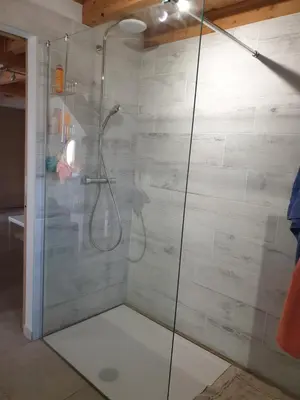 a bathroom with a shower with a glass door at Petite maison meublée entre Avignon et Carpentras in Morières-lès-Avignon